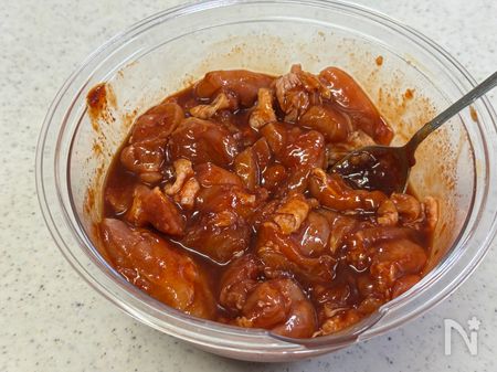 鶏もも肉に調味料を揉み込む