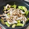 パパッと簡単！《オクラとしめじのやみつきガリバタ醤油炒め》の工程3
