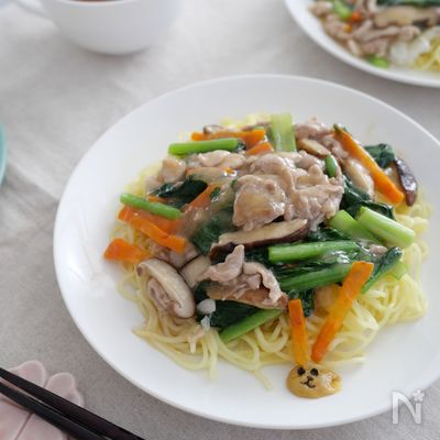 【時短かんたん】豚肉と小松菜しいたけのあんかけ焼きそば