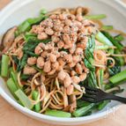 ひと皿で栄養たっぷり！小松菜としいたけの納豆パスタ