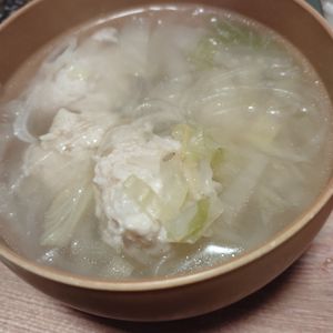 めいちの作ってみた!投稿(キャベツたっぷり鶏だんごのうま塩スープ)