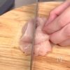 しっとり柔らか♩驚くほどぷるっぷる✨【鶏むね肉ユッケ丼】の工程1