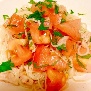 お料理happy🍀の作ってみた!投稿(＼リピート必至！／大葉香るトマトツナそうめん（にんにく風味）)