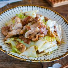 病みつき注意!材料2つで簡単【豚こまキャベツのガリバタ炒め】