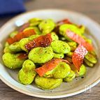 香ばしじゅわ〜！そら豆とベーコンのガリバタ炒め