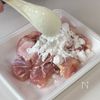 一口食べたらもう最後。魅惑の【ハニーガーリックチキン】の工程1