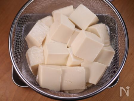 豆腐をゆでて水抜きをする