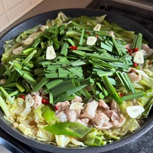 ともとらの作ってみた!投稿(【豚バラキャベツのもつ鍋風】焦がし醤油香る♬鍋の〆は辛麺風♡)