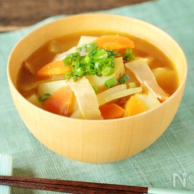 じゃが芋とベーコンのカレー風味みそ汁