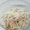 レンジで簡単｜大根の皮とハムの無限コンソメ蒸しの工程2
