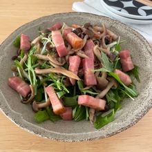 水菜嫌いの旦那がモリモリ食べた!ベーコンとしめじの水菜サラダ