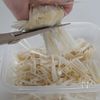 【レンジで簡単】えのきたけの塩昆布あえの工程1