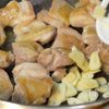 鶏もも肉とあさりとトマトの酒蒸しの工程2