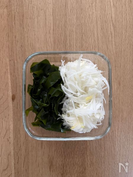 食材2つ《新玉とわかめ♡おかかごま酢サラダ》下準備