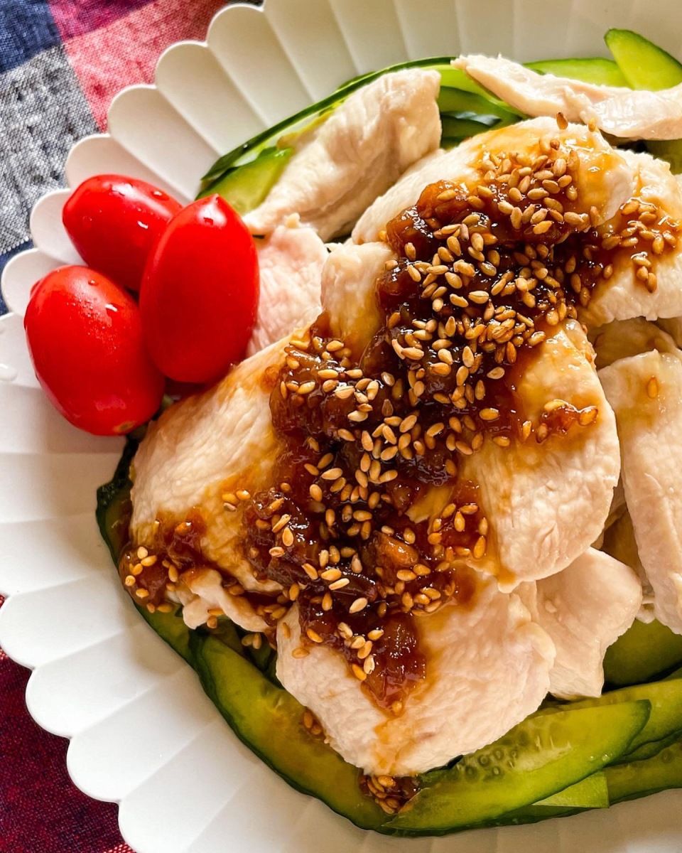 しっとりやわらか♪1分茹でて放置 【鶏むね肉の梅ゴマだれ】 | レシピ