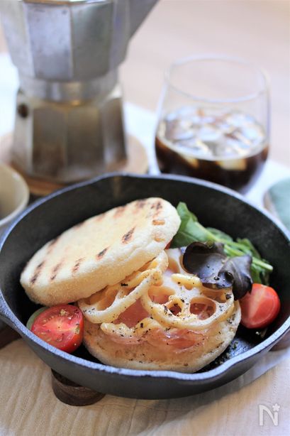 スキレットで焼く　れんこんとベーコンチーズサンド