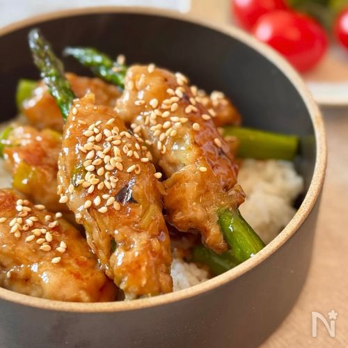 手が汚れない！洗い物も少なく【アスパラつくね丼】