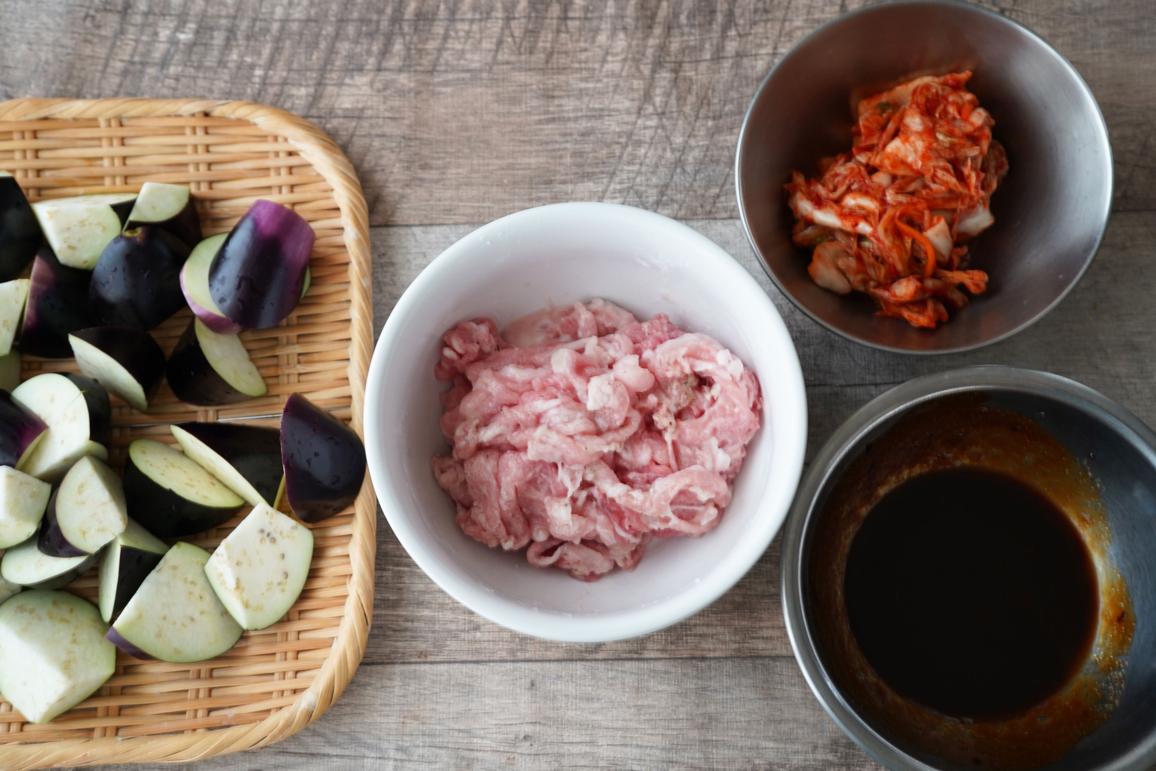 男子ウケ抜群！ご飯が進む「なすの豚キムチ炒め」 | レシピサイトNadia