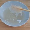 【割って浸すだけ】ライスペーパーでお手軽ワンタン風スープの工程2