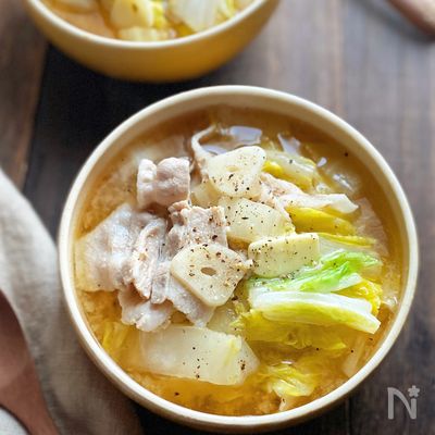 煮るだけで簡単!たっぷり白菜と豚バラの味噌バタースープ