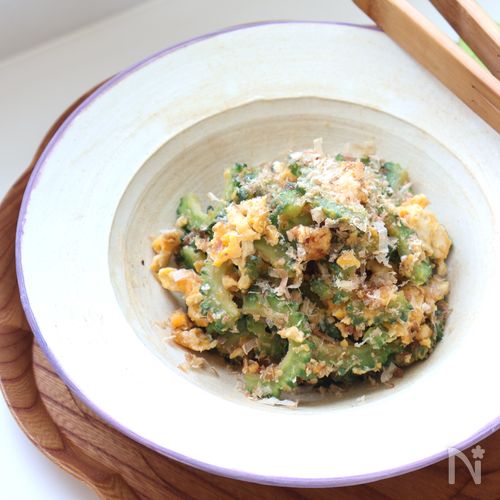 抱えて食べたい！ゴーヤのみそ卵炒めおかかまみれ