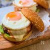 秋に食べたい♩【とろ〜り月見バーガー】