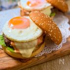秋に食べたい♩【とろ〜り月見バーガー】