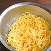 うどんスープで作れちゃう！トマトときゅうりの冷製レモンパスタの工程1