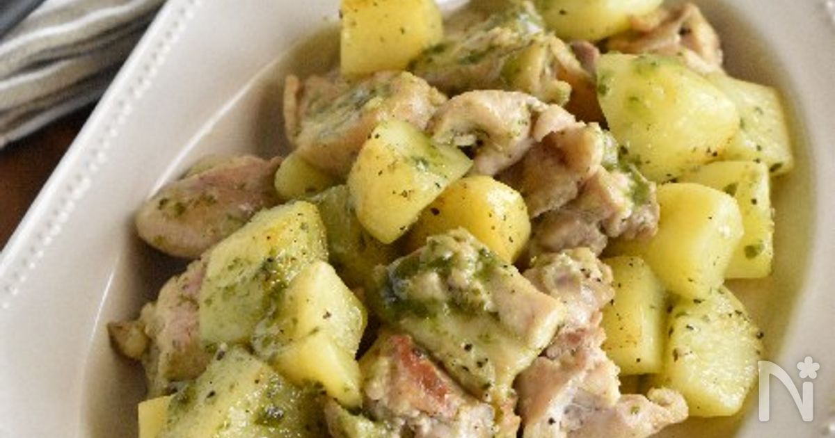 【鶏もも肉とじゃがいものバジルソース炒め】炒めて絡めるだけ！