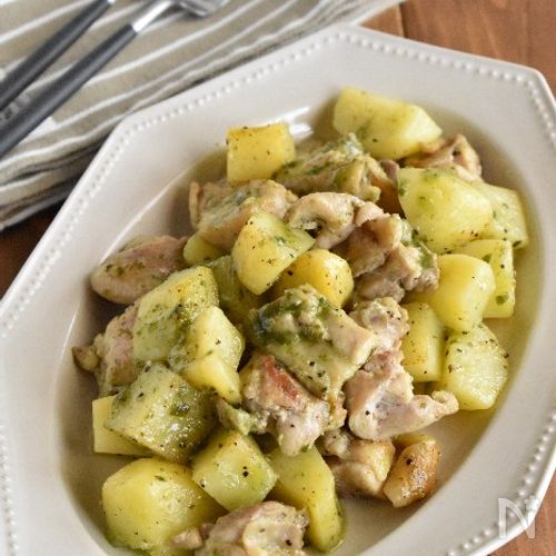 【鶏もも肉とじゃがいものバジルソース炒め】炒めて絡めるだけ!