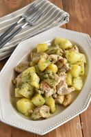 【鶏もも肉とじゃがいものバジルソース炒め】炒めて絡めるだけ!