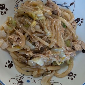 花月雨音🪷の作ってみた!投稿(［焼きうどん］レンジ一発！ほったらかし！お手軽なのに驚く旨さ)