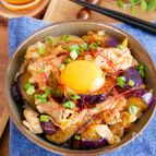 【10分簡単レシピ】なすと豚こまの旨辛丼