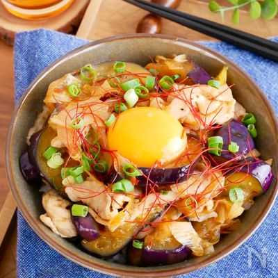 【10分簡単レシピ】なすと豚こまの旨辛丼