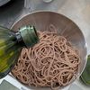 箸が止まらない意外な組み合わせ！バジルとかつお節の蕎麦サラダの工程1