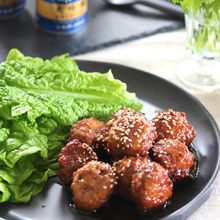 サンチュに巻いて止まらない美味しさ!肉団子の黒酢あん
