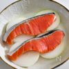 【レンジで５分だけ】鮭と玉ねぎのバタポン酒蒸しの工程2