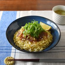 レモンがさわやか！カリカリ豚バラのせねぎ塩まぜそば