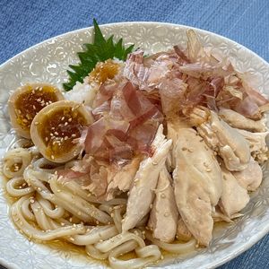 楽ラク手抜キッチン🐶🐾の作ってみた!投稿(おかかおろしと蒸し鶏の【冷やしうどん】)