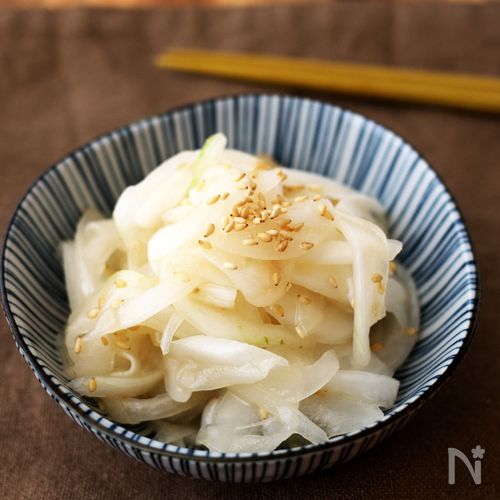 【ポリ袋でもむだけ】簡単♪新玉ねぎの白だしナムル