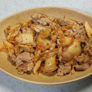 ひろりぃの作ってみた!投稿(ご飯がすすむ満足おかず！豚こま肉と舞茸のキムチ炒め)
