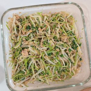 milkの作ってみた!投稿(［レンジで簡単！豆苗のもやしのツナ和え］ごま味噌で腸活にも◎)