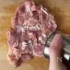 【出汁トマトのパリパリチキンソテー】の工程1