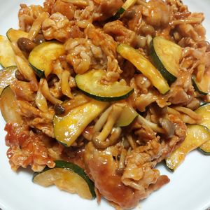 よっこの作ってみた!投稿(旨辛♡食欲そそる【豚こまとズッキーニのコチュマヨ炒め】)