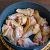 調味料は焼肉のたれのみ！手羽元とゆで卵のスタミナ煮の工程1