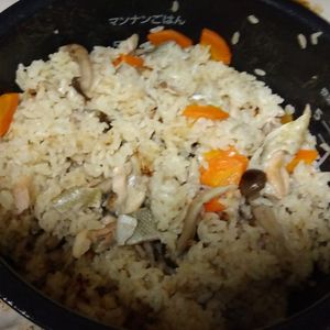 hiro★の作ってみた!投稿(『鮭ハラスの炊き込みご飯』鮭の旨みたっぷり！ごちそうご飯♡)