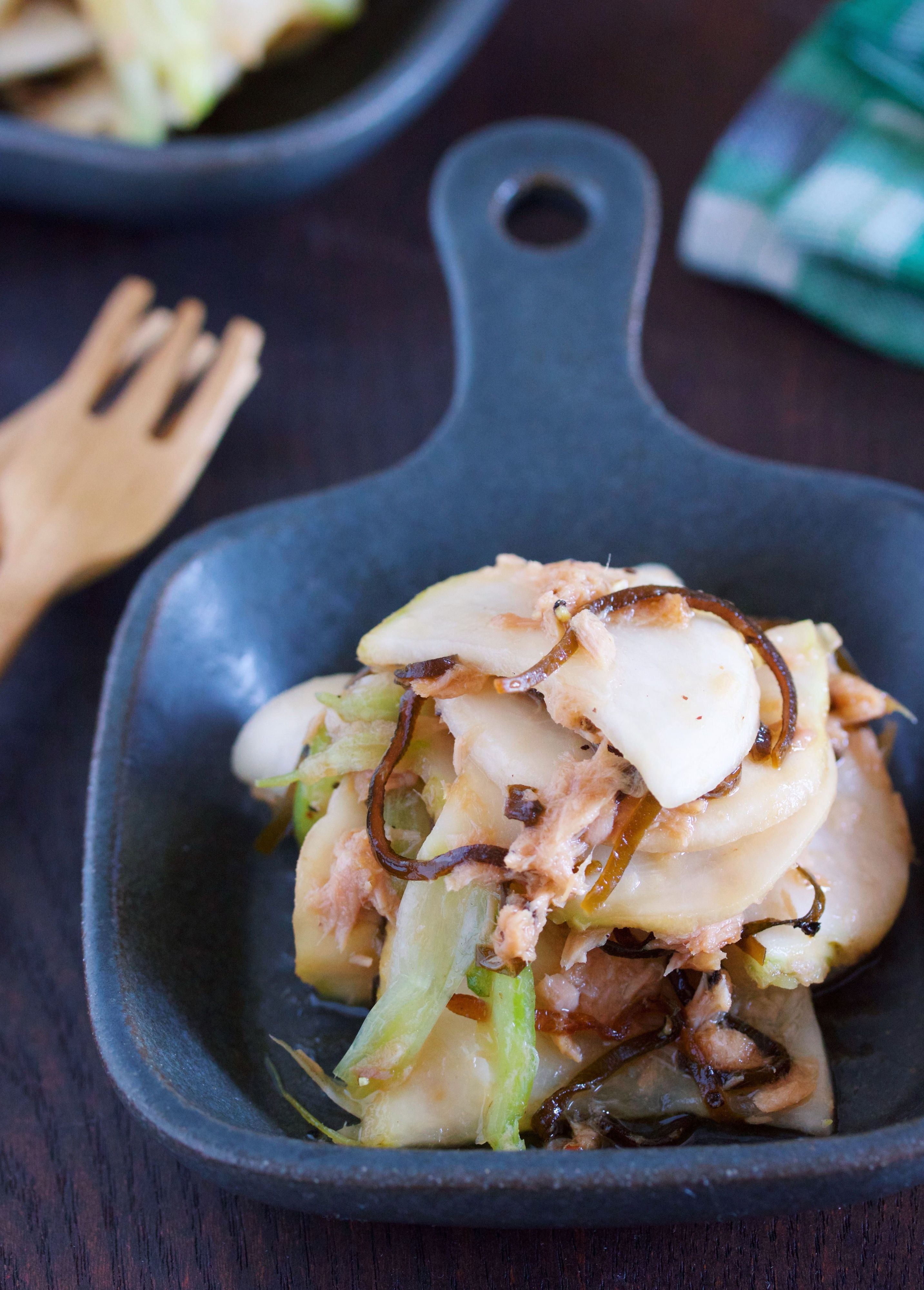 抱えて食べたい♡『ツナ塩昆布 de かぶの無限サラダ』 | レシピサイトNadia