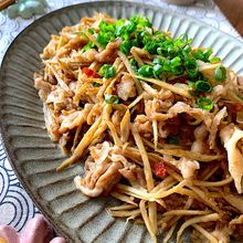 簡単で美味しいから定番になる【豚ごぼ炒めの胡麻まみれ】