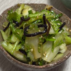 みーこの作ってみた!投稿(一口食べれば止まらない♡5分で『セロリのごま油と塩昆布和え』)