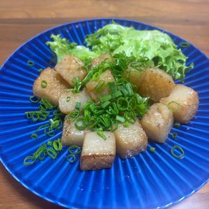 こむぎの作ってみた!投稿(めんポンバターで【コロコロこんにゃくステーキ】今日のおつまみ)
